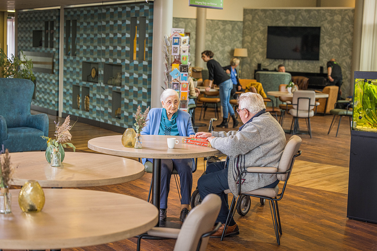 Bewoners spelen samen mens erger je niet