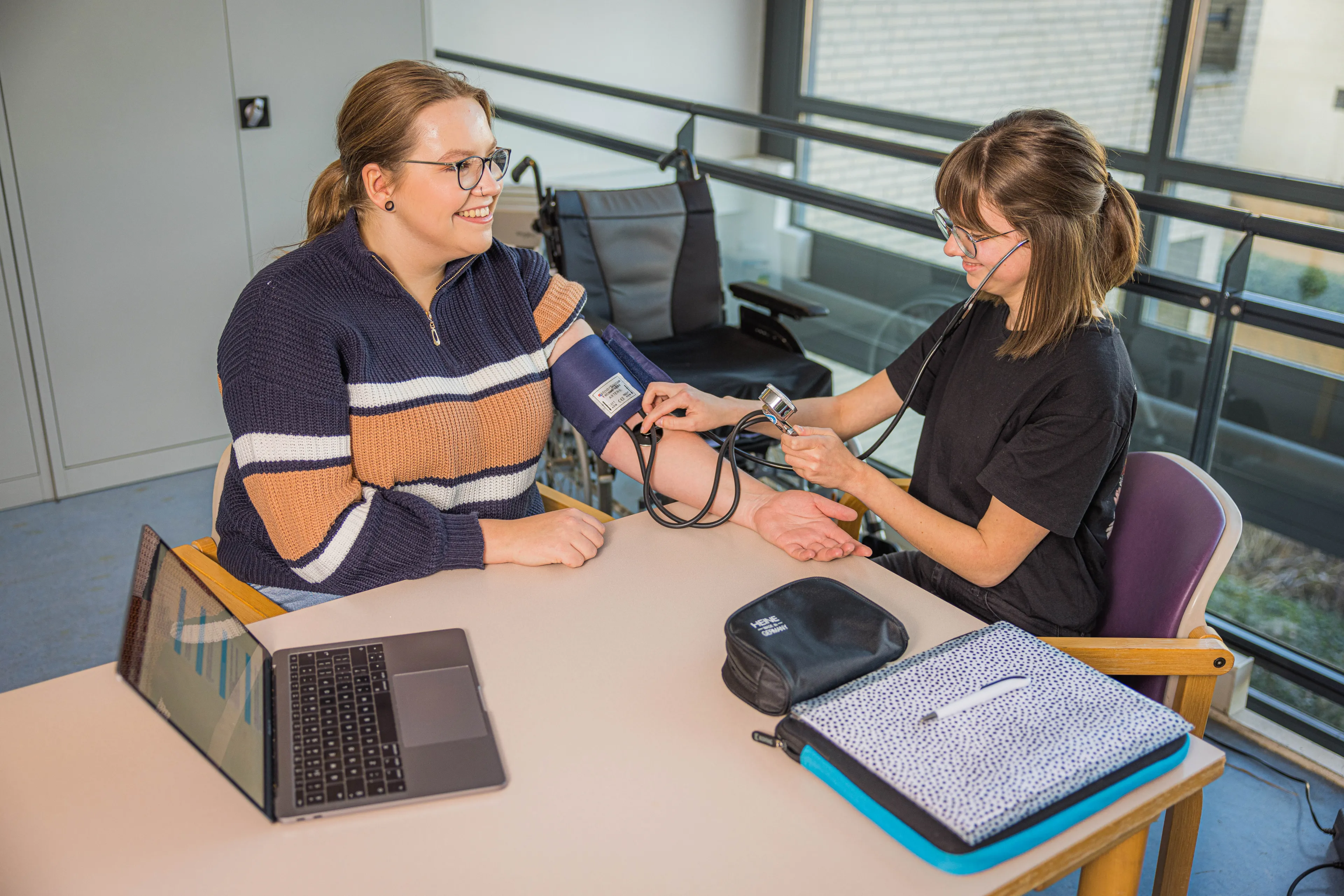Door de tijd te nemen om echt te luisteren naar hun behoeften en wensen, kunnen we bij Pleyade zorg op maat leveren die aansluit bij hun individuele voorkeuren.