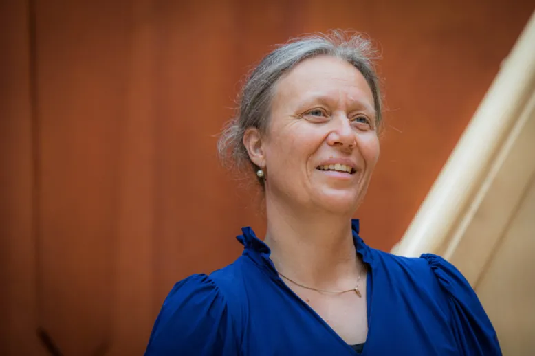 Mardy met een blauw top