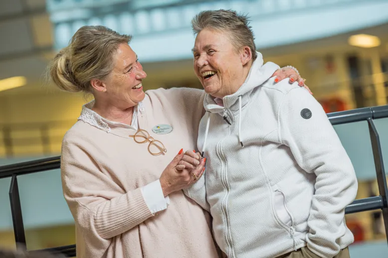 Zorggezel samen met bewoner aan het lachen